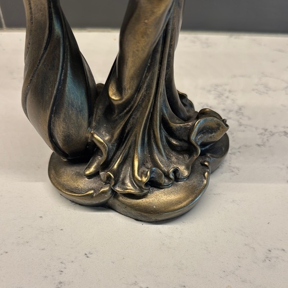 Elegant Bronze Lady Statue with Umbrella - Picture 4 of 10